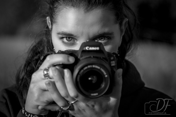 Foto di ragazza con macchina fotografica in mano