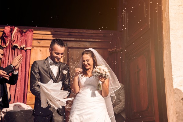 Fotografia matrimoniale cerimonia lancio riso sposi