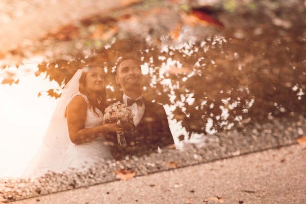 Fotografia matrimoniale posato sposi riflesso mura di lucca