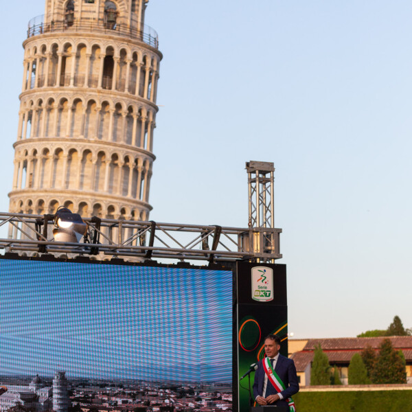 Presentazione calendari Lega Serie B sindaco Pisa Piazza miracoli